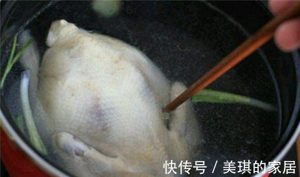 肉质|煮白切鸡时,掌握这个关键步奏,鸡肉又香又嫩,不腥不柴味道鲜