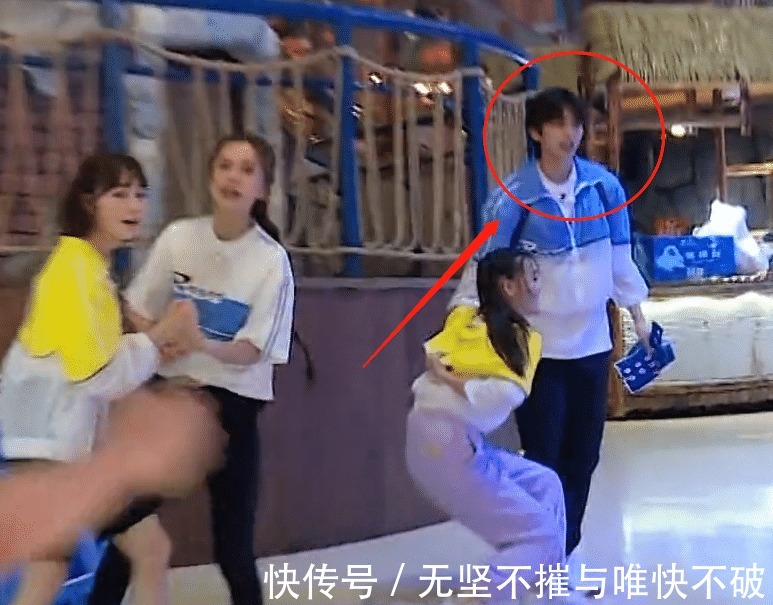 鄭愷|鄭愷秒撕蔡徐坤名牌，我卻關注蔡徐坤被撕后的舉動，細節暴露人品