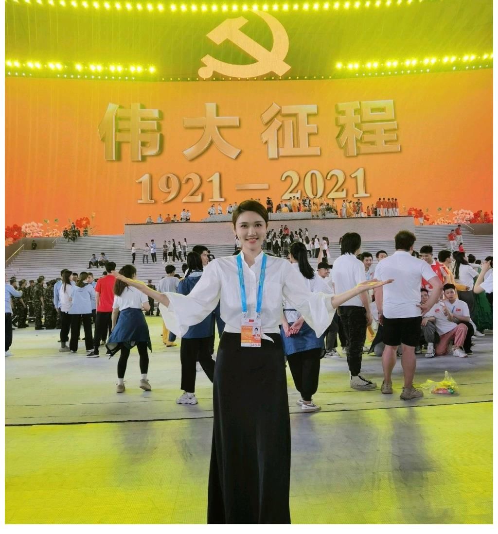 早间秀|唯一参与鸟巢七一文艺表演的央视主持人，结尾大合唱还站C位，龙洋仅用了六年