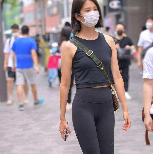 运动鞋|潇洒自在的打底裤穿搭更加随意自在，优雅舒适全都有，又可外穿