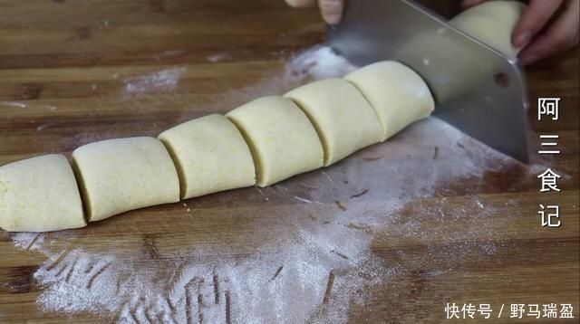 玉米面最好吃的做法,开水一烫,简单一揉,比吃肉还过瘾,太香了