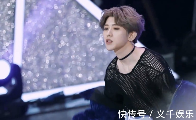 记得蔡徐坤第一次上台表演吗当时周洁琼的表情变化,太真实了!