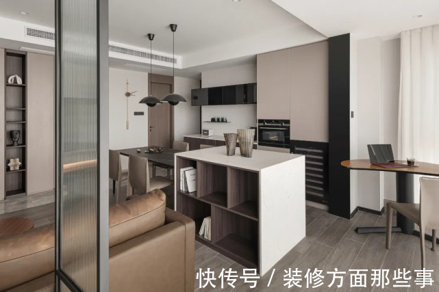 卫生间|135平简约风三居室，在大理石与木质护墙板旁边做了收纳设计