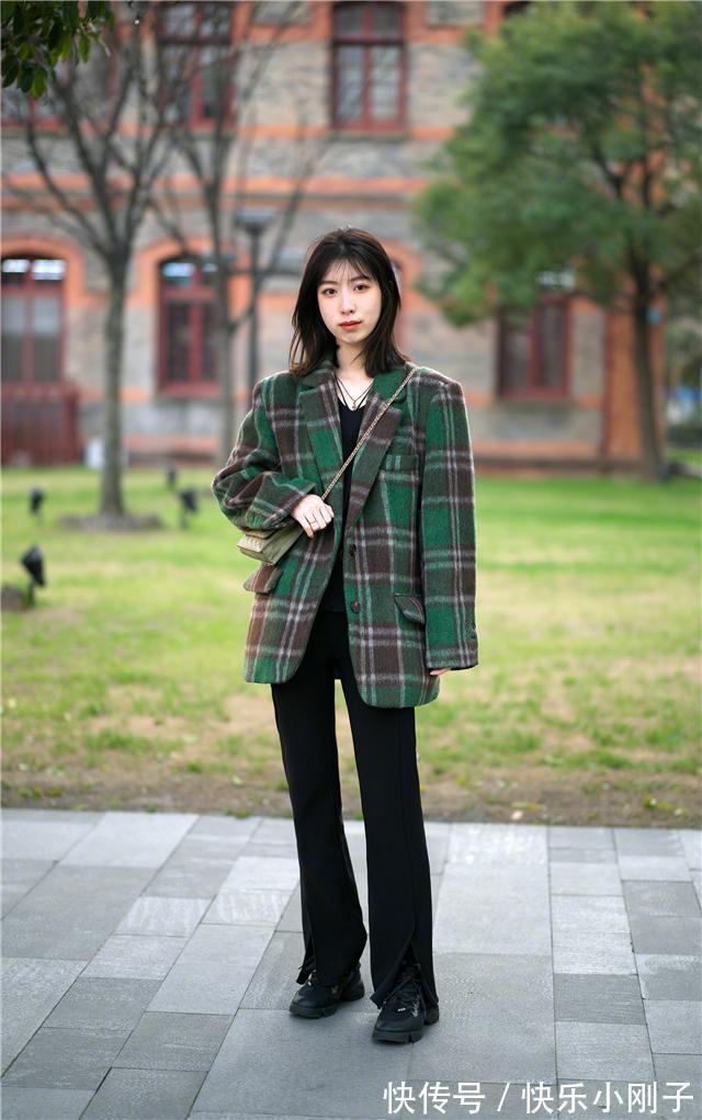 直筒裤 阔腿裤也该收一收了!今年流行直筒保暖裤搭配短靴,遮肉还显个