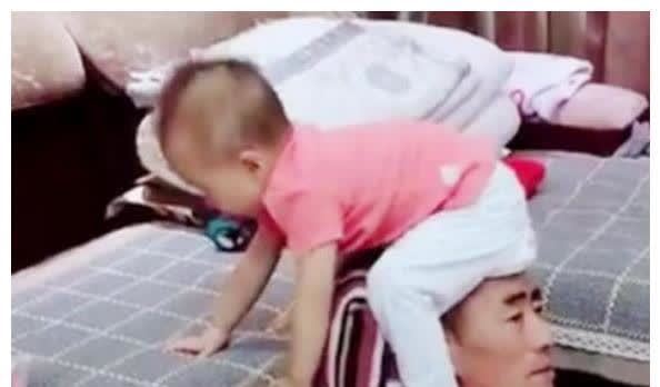 小宝宝|有了孙女后,严肃爷爷画风突变,网友:他宠的只是小时候的你