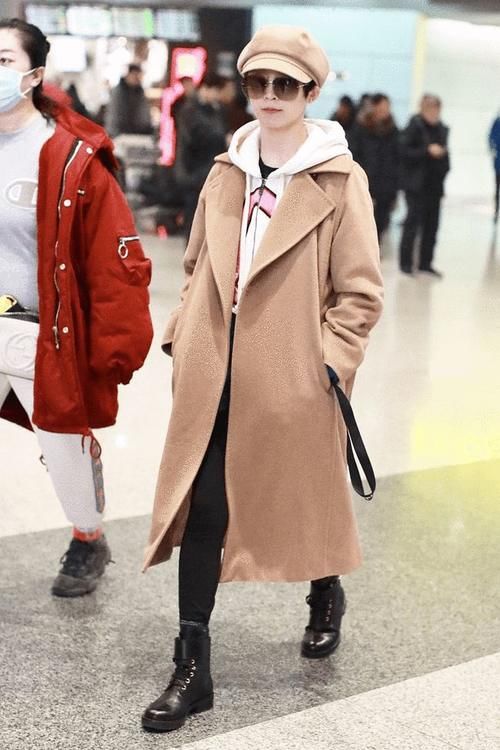 贝雷帽|真是女生穿搭教科书，穿浅驼色大衣内搭卫衣，显高显瘦