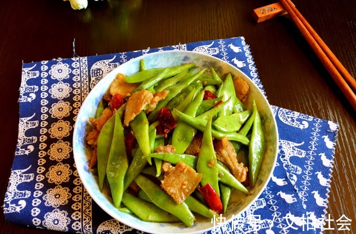 鸡肉|这菜一年到头都能吃到，钙含量是鸡肉的7倍，家家都能吃得起