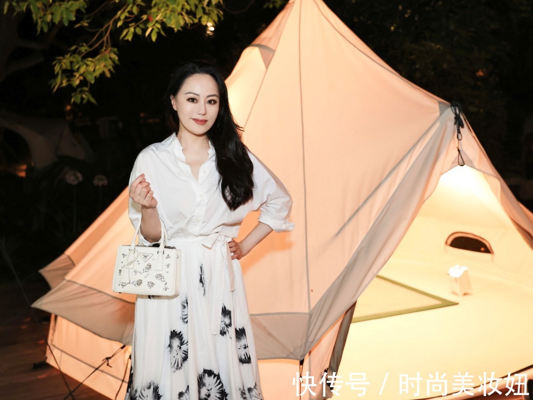 丰富感|章小蕙才是真正的“上流贵妇”,穿白衬衫配半身裙,高贵又优雅