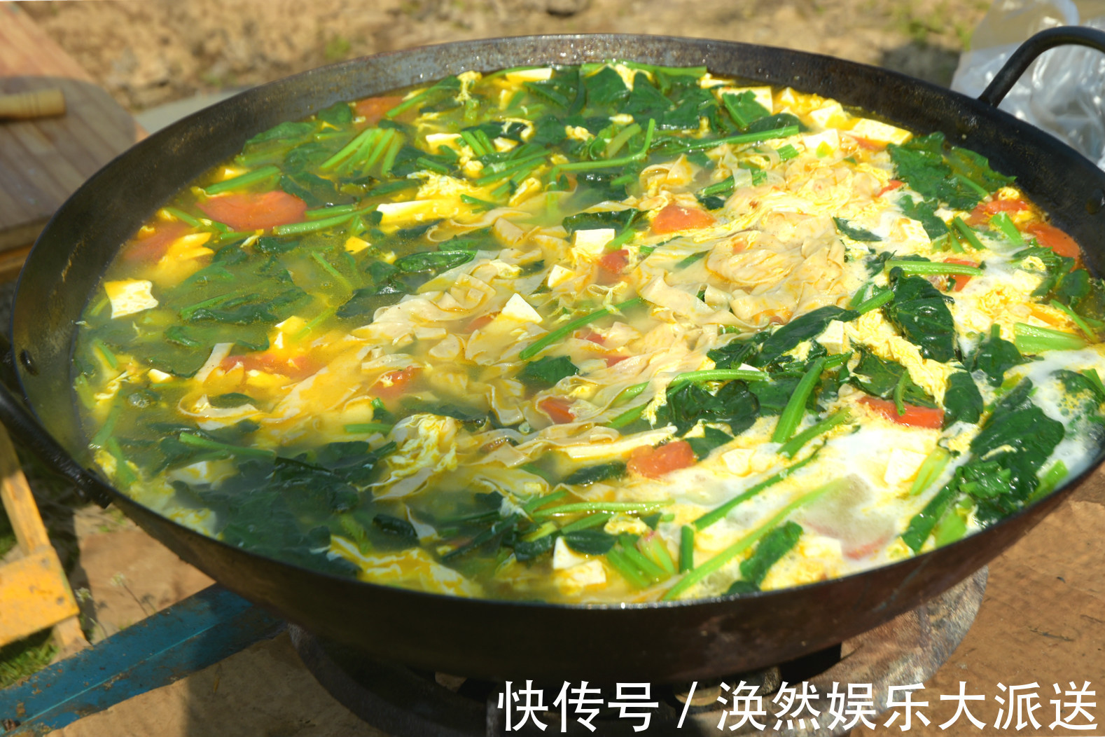 农村难得一见的大锅饭,一手捏3个馒头蹲地吃,场面壮观