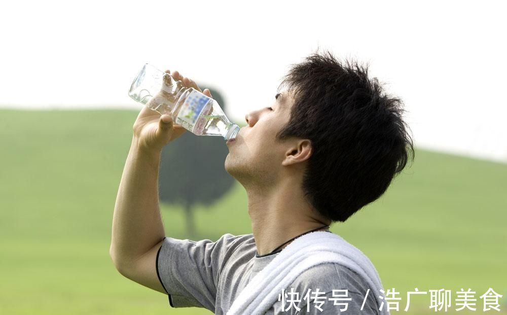 生梨|5种食物能“通便”，便秘的人吃一些，清除肠内毒素，轻松排便