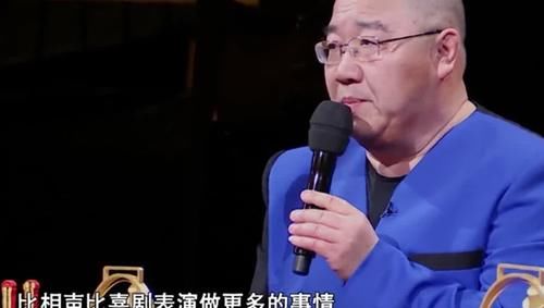 《金牌喜剧班》英达与其他导师身份不同,所以换不成赵本山,这是节目的安排