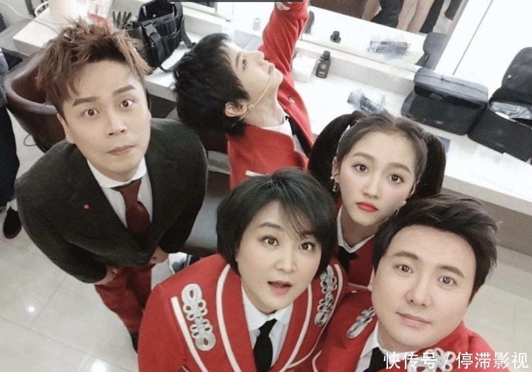 王牌6女神费费终于火了,和关晓彤一起直播,这大长腿我却看愣了