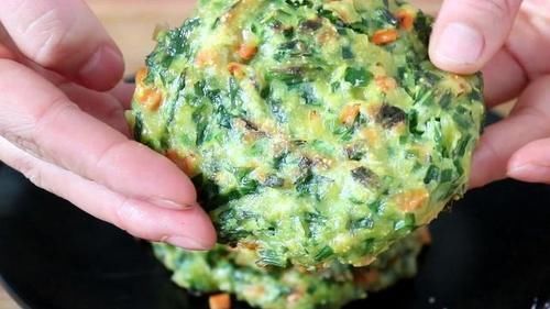 营养|一把韭菜,一碗玉米面,教你1个独特做法,简单又营养,真香