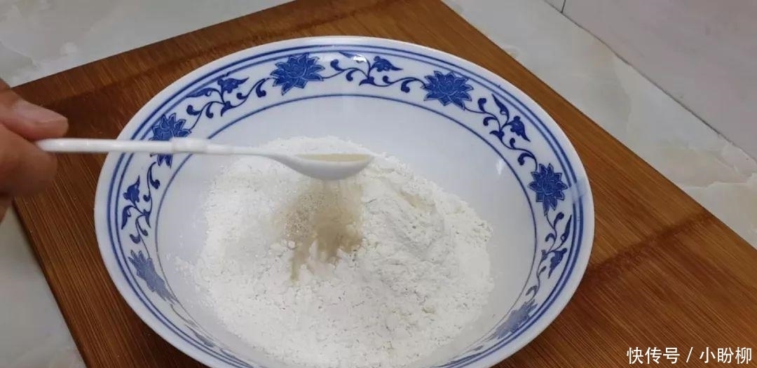 1斤面粉, 1斤水, 教你自制油酥烧饼, 出锅后香酥到掉渣, 越吃越香