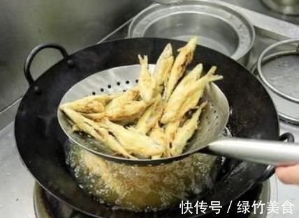 炸鱼时，用面粉还是淀粉？都不对！教你正确做法，酥脆鲜嫩特别香