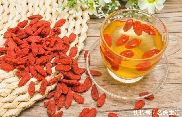 老少皆宜|枸杞是直接嚼着，还是泡水喝好？终于有正确答案了，白吃了30年