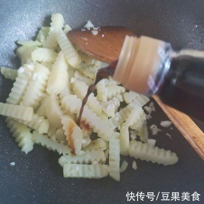 饭店大厨说漏嘴的秘密，香辣孜然土豆条这样做才好吃