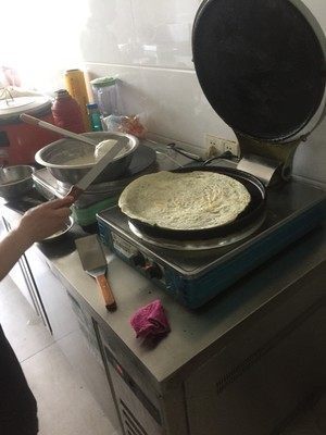味道|卖了十几年鸡蛋饼的爷爷,做的饼又香又嫩,特好吃,味道堪称一绝