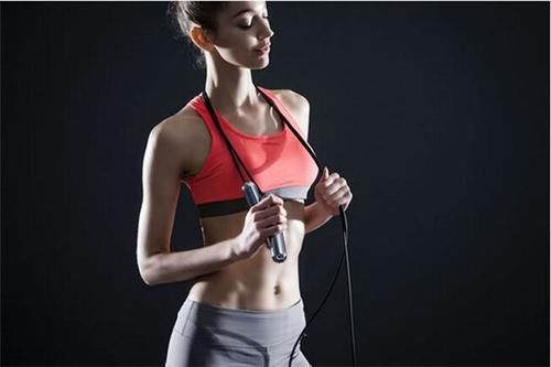 肌肉|哑铃是强大的辅助器械，尤其对胳膊肌肉的锻炼，往往能起到好作用