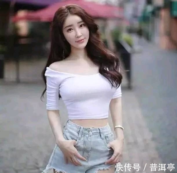 超短裙|街拍 图3小姐姐抹胸超短裙，长发披肩婉如美丽性感的公主