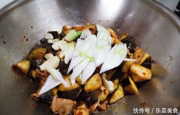 炒茄子时，8成人漏了这一步，厨师长教你这样做，不吸油又下饭！
