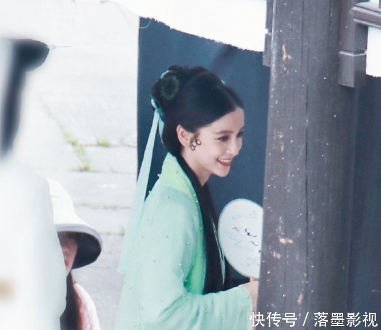 baby新造型出炉,穿古装扮“青蛇”好养眼,休息时的生图美上热搜