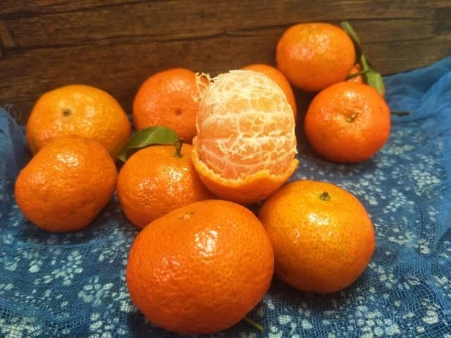 买砂糖桔时，选皮厚的还是薄的？教你3招，选出的桔子又甜又多汁