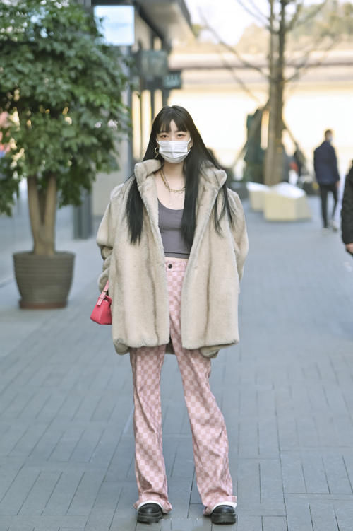 要想穿搭更前卫，不要只穿单调的单色裤，纹理裤搭配更时尚