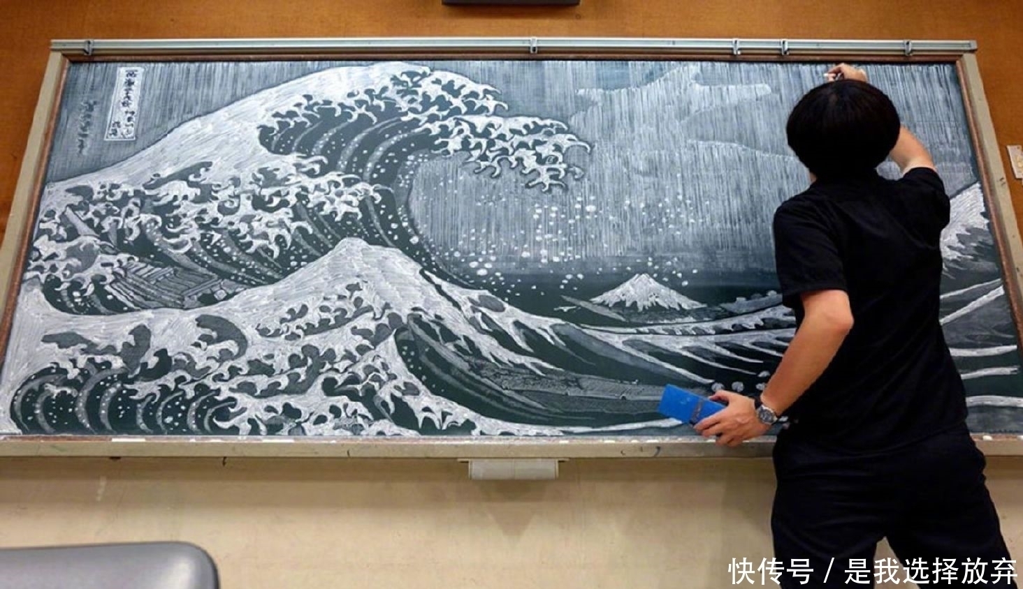 美术老师|老师手绘黑板报,各种动漫角色手到擒来,网友:我怎么就没遇到?