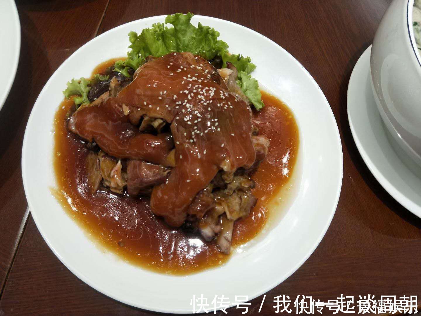 中午请老丈人一家吃饭,8个人花了1500元,老丈人太破费了