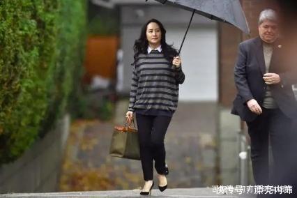 条纹|孟晚舟穿衣太有技巧,条纹衫搭修身西装裤,不“扮嫩”也不显老气