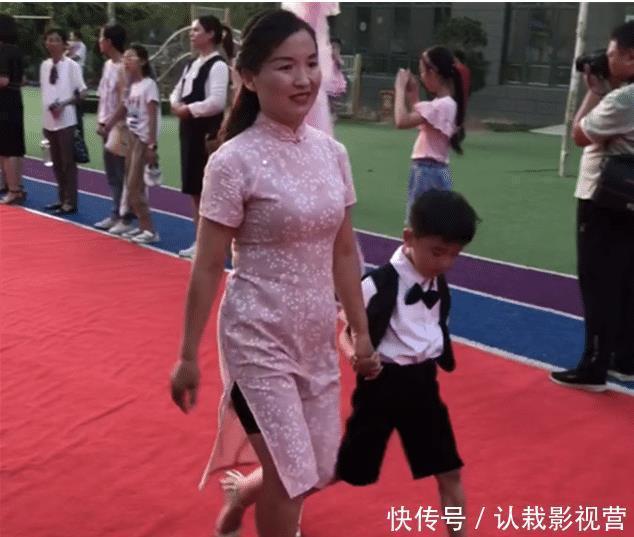 拼妈|幼儿园毕业典礼，家长走红毯走红网络，网友调侃：拼妈的时候来了