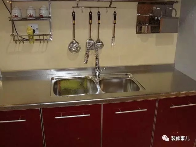 橱柜|橱柜台面,用“不锈钢”还是“石英石”?对比两套房,才知差距大