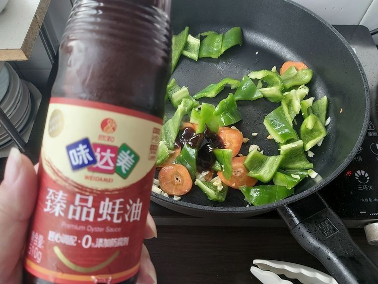 家常青椒炒海杂拌，炒一炒就上桌，味道太赞了，家人抢着吃