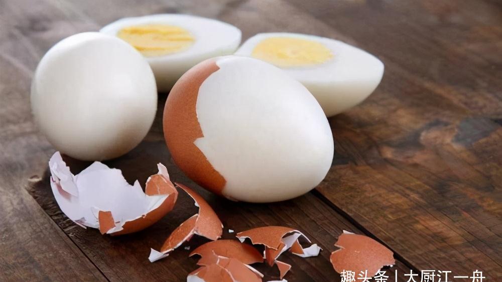 水煮鸡蛋，切记不要冷水下锅！教你这3招，蛋壳一碰就掉