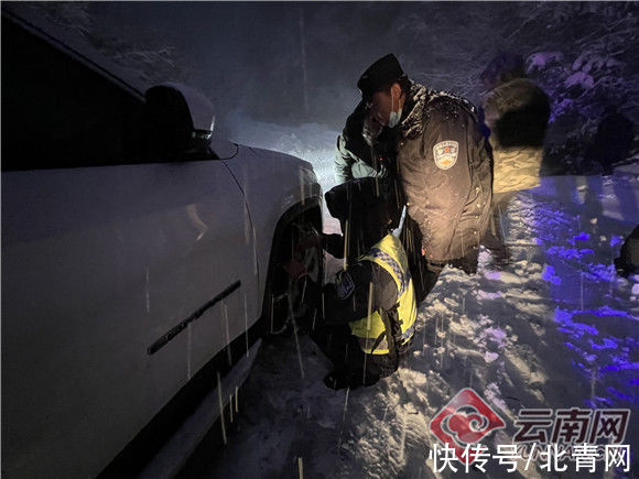 民警|风雪戍边人：云南怒江民警暴风雪中为群众开辟回家路