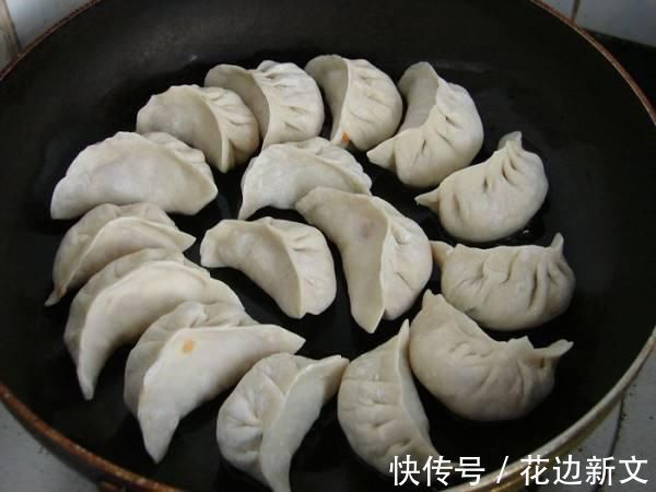 加油|煎饺子时，先加油还是水？厨师长告诉你，正确的做法是这样！