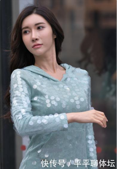 淡蓝色亮片裙搭配珍珠装饰凉鞋,时尚优雅,高端大气上档次