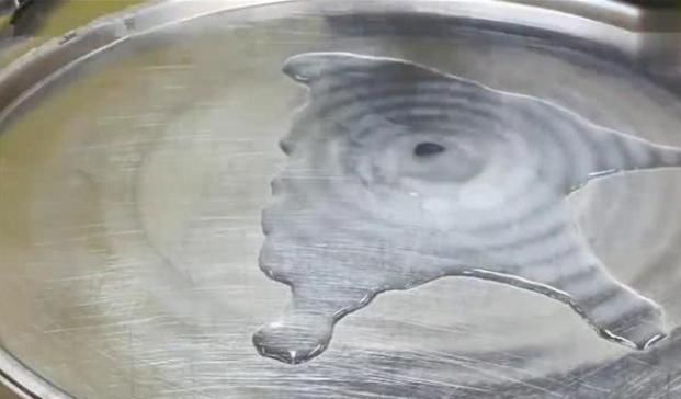 老外用矿泉水“炒”冰淇淋,没想到效果还不错,你们也可以试试