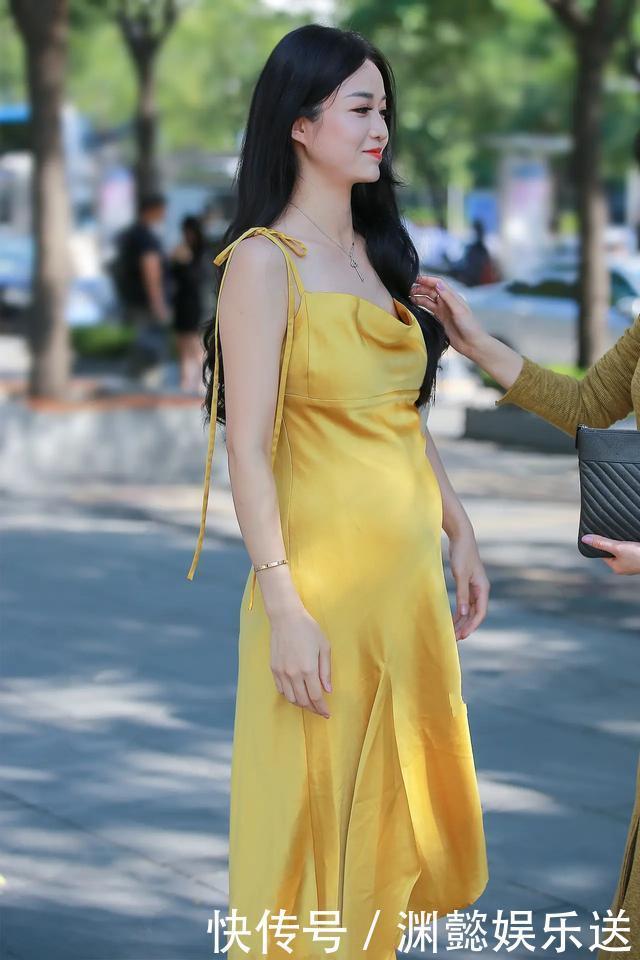 宽松的连衣裙，被小姐姐当成孕妇装来穿搭，还真有种迷人的韵味