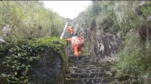 困者|工人不慎坠入40米悬崖，消防员攀登近2000阶梯进行搜救