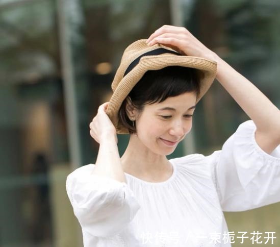 教科书 日本主妇的教科书“穿搭”,学会使用极简搭配,年过50岁依旧年轻!