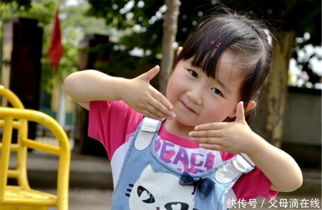 宝宝|女儿把脚丫子给爸爸闻,爸爸假装被臭晕,宝宝的举动让人笑出眼泪