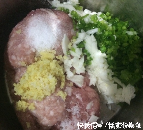 外婆|炸丸子，加淀粉是大错！外婆教我加点它，金黄酥脆，鲜嫩不油腻！