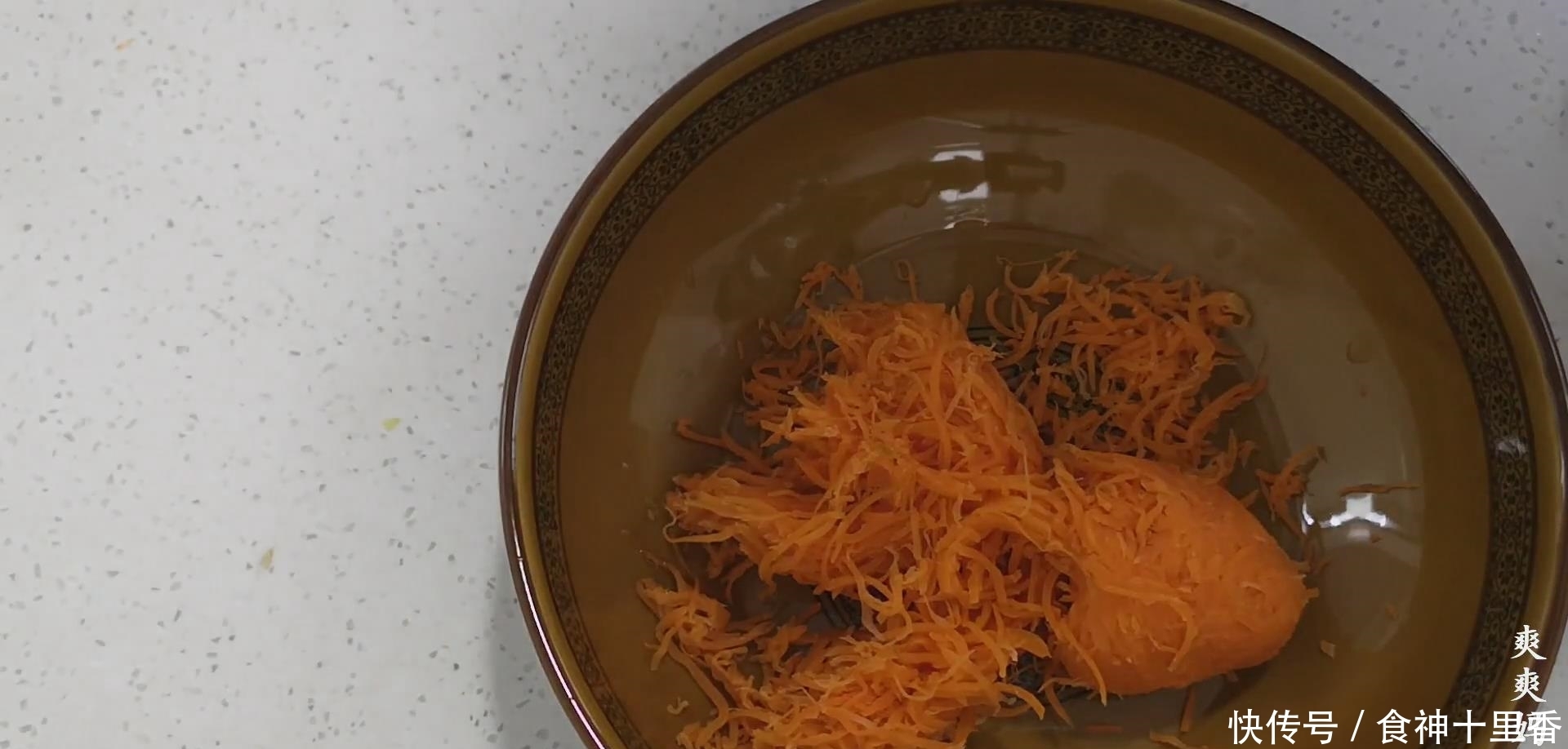 粉蒸胡萝卜丝,拌上面粉,上锅一蒸,上桌后大家都抢着吃