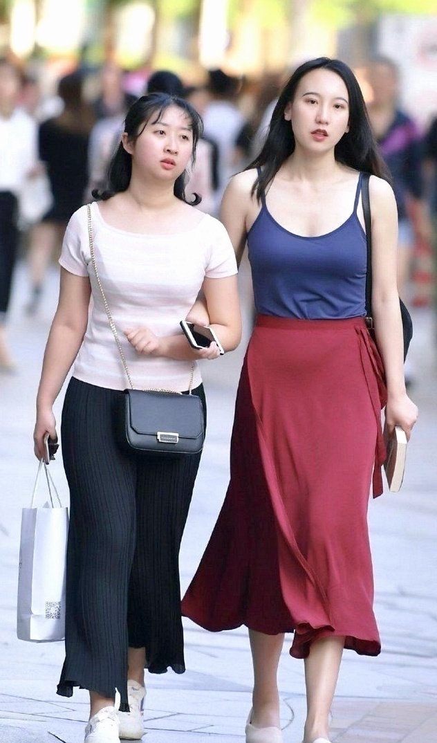 雍容华贵|美女穿搭真会配色,蓝色和红色的撞色,有种雍容华贵的美感