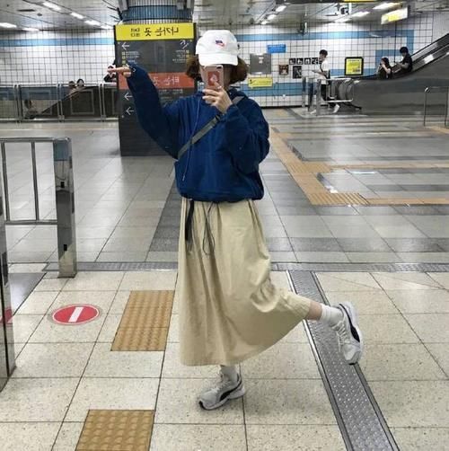 运动鞋|卫衣+裙装好看又温柔，小个子这样穿显可爱，小姐姐尽显甜美范