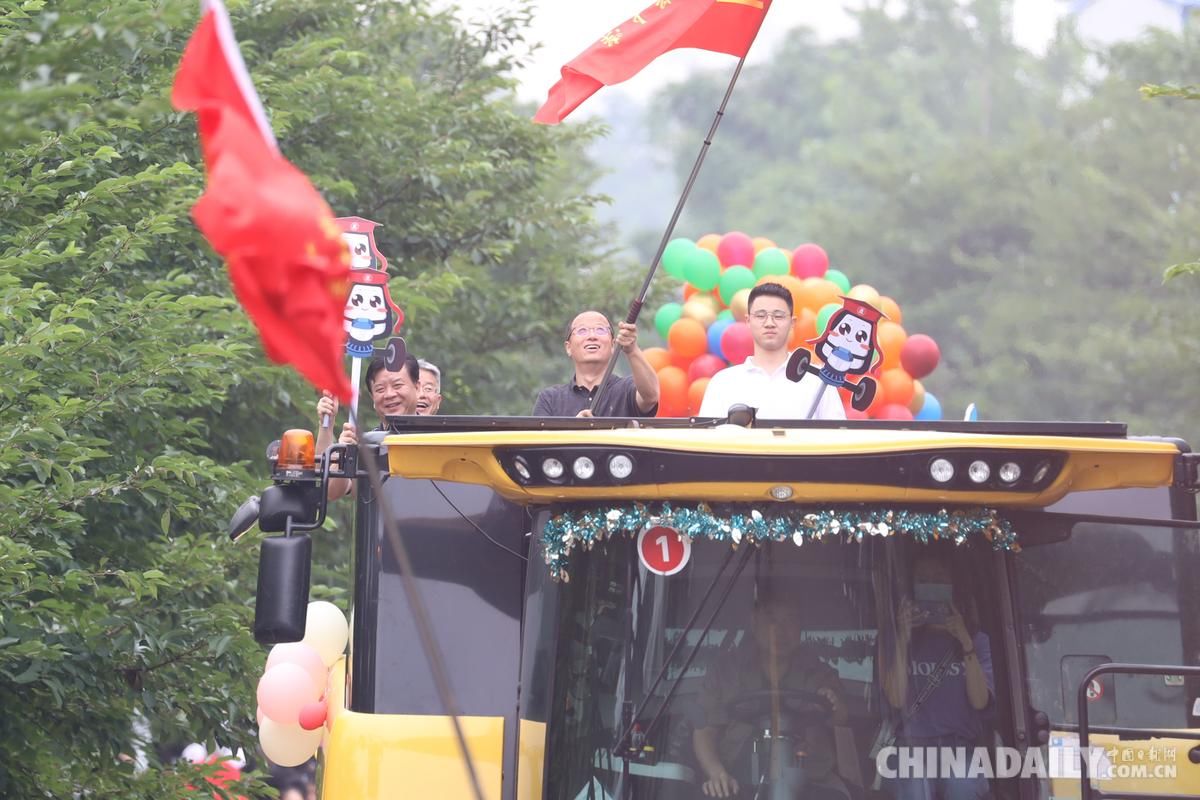 拖拉机|华中农业大学“钢铁长龙”毕业巡游欢乐举行