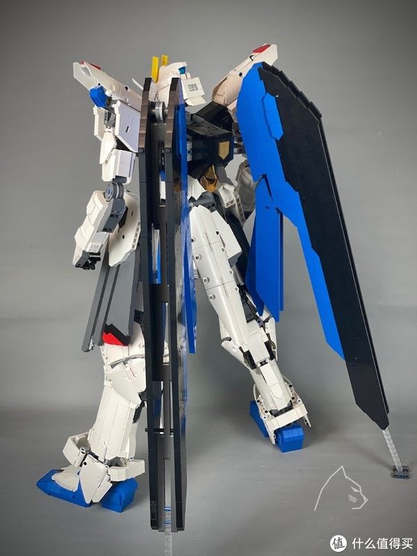 乐高零件|MOC 篇三十七：6000颗乐高零件制作的1/40自由高达 by BlacklyCat