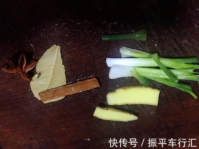 女人|女人要常吃猪皮，滋补又养颜，烤着吃，一口一个好吃到停不下来了